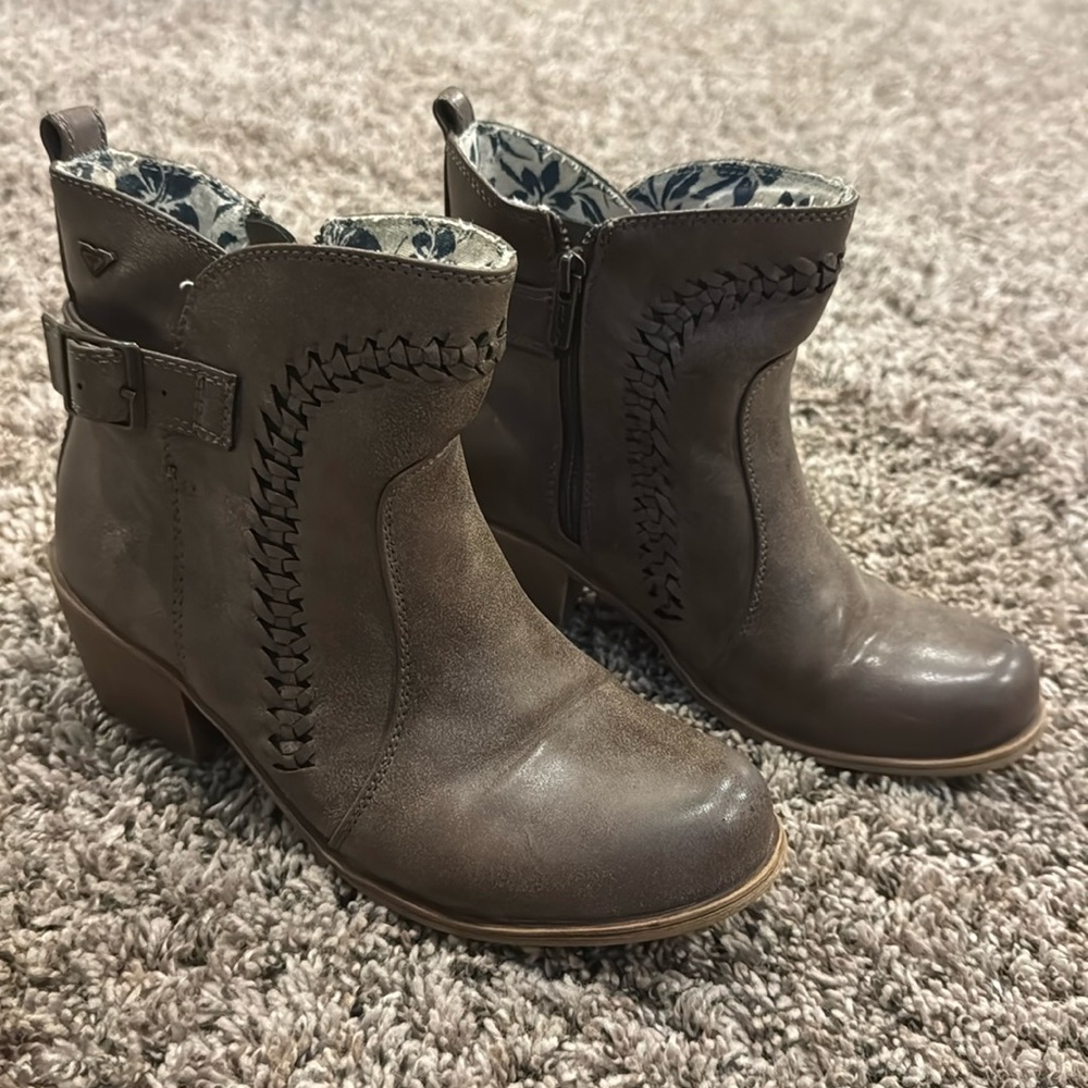 Women’s Roxy ankle boots. Size 7